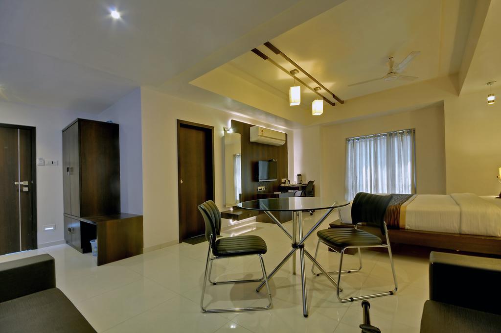 Hotel Magnum Inn Junagadh Buitenkant foto