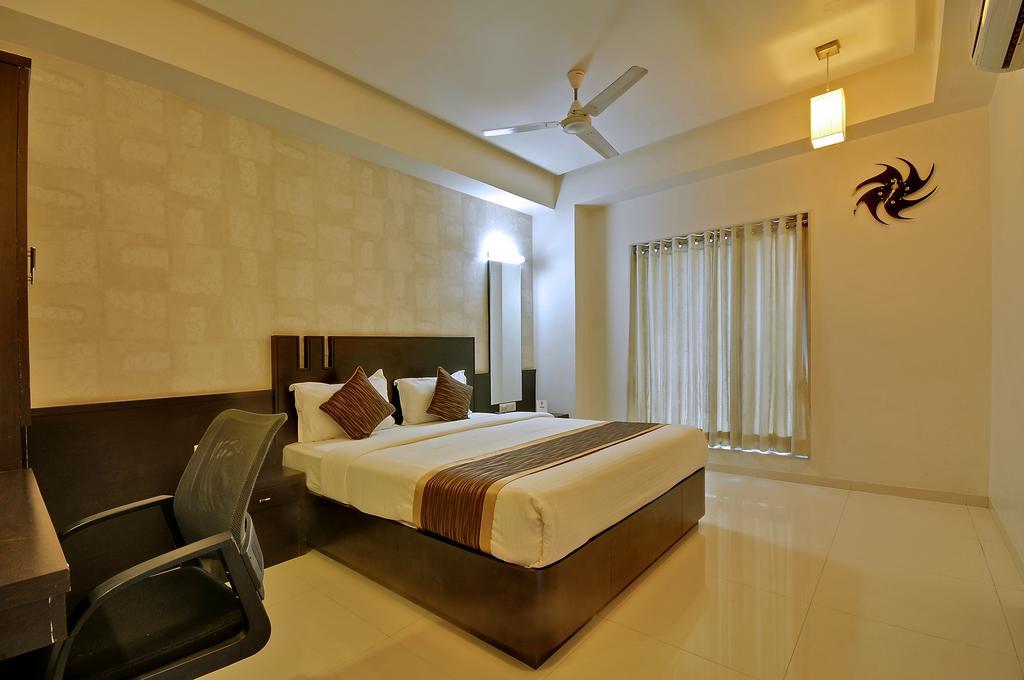 Hotel Magnum Inn Junagadh Buitenkant foto
