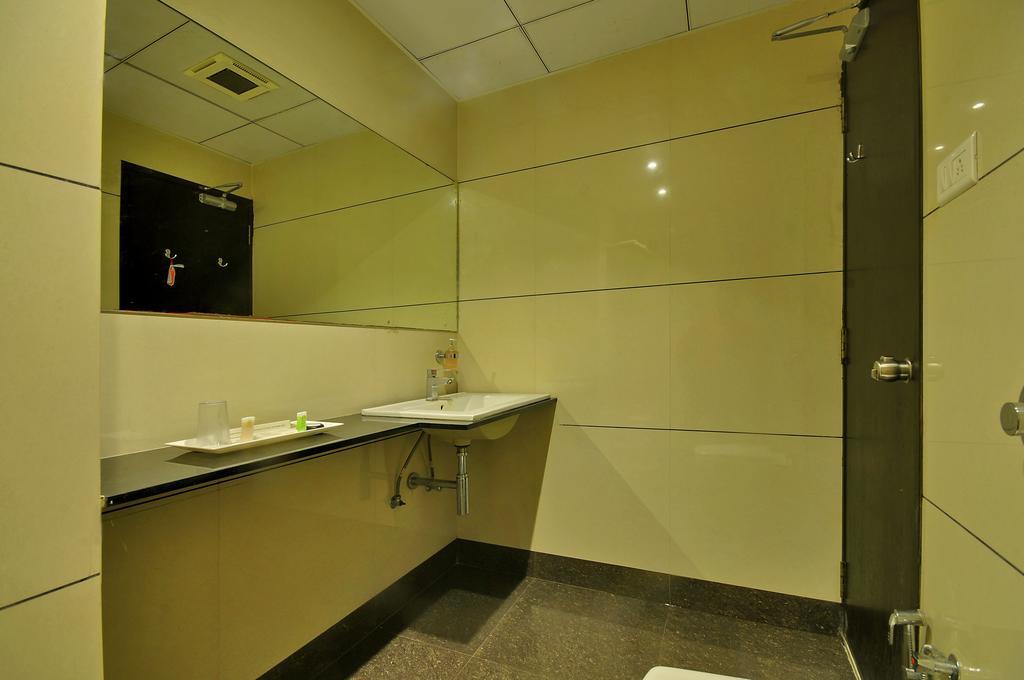 Hotel Magnum Inn Junagadh Buitenkant foto