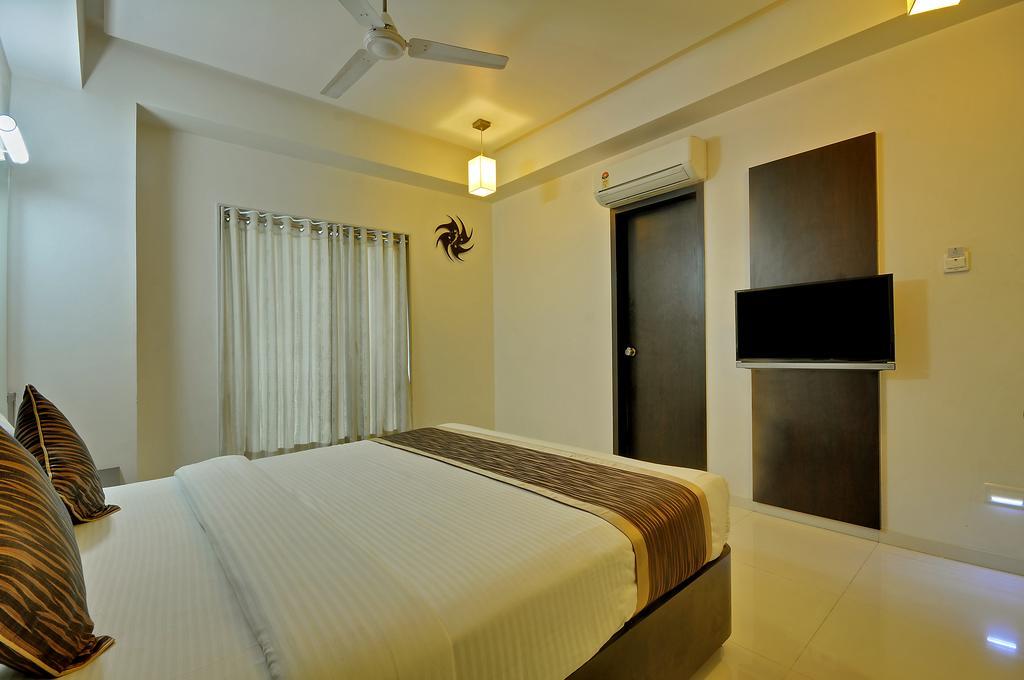 Hotel Magnum Inn Junagadh Buitenkant foto