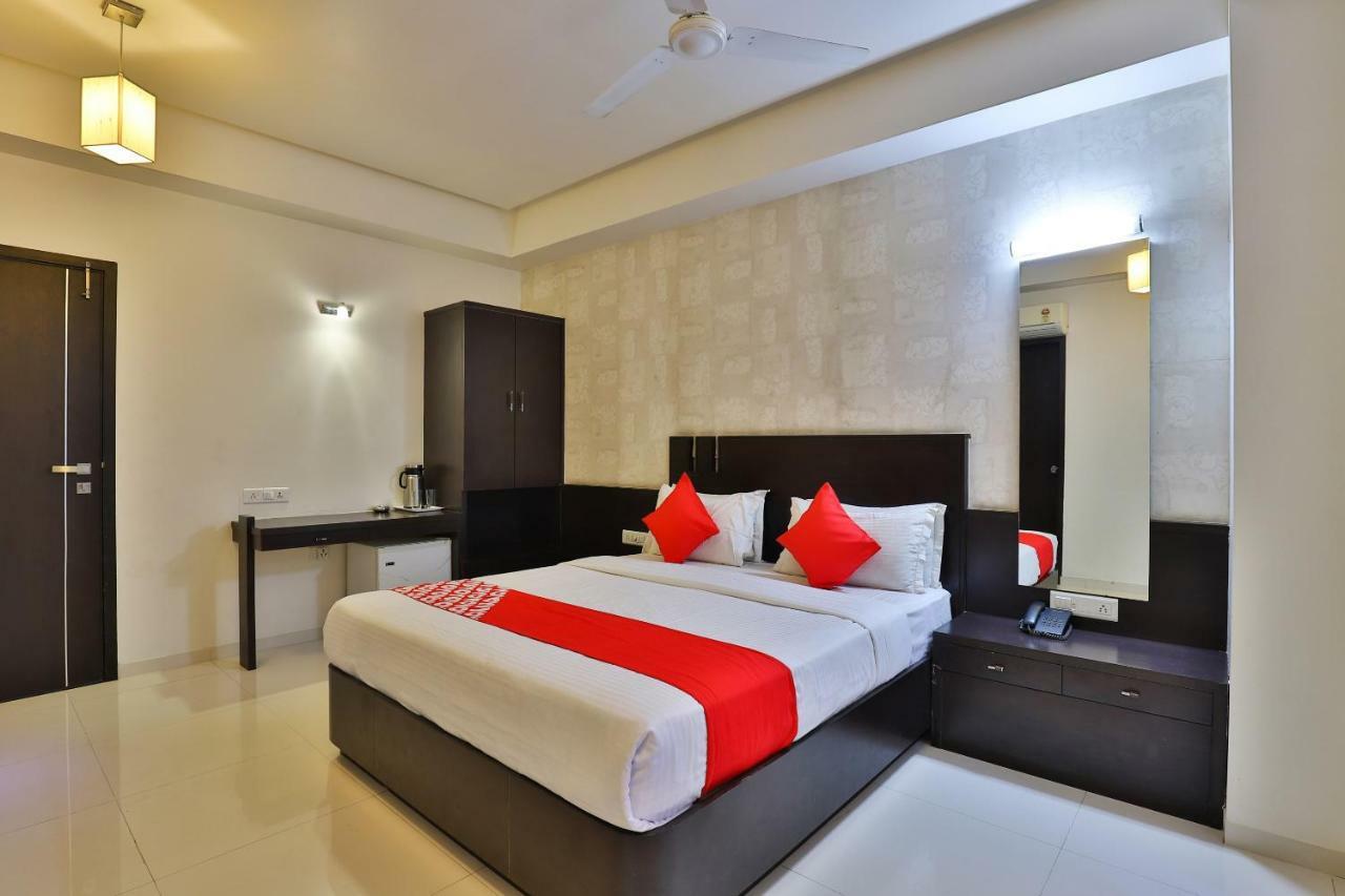 Hotel Magnum Inn Junagadh Buitenkant foto