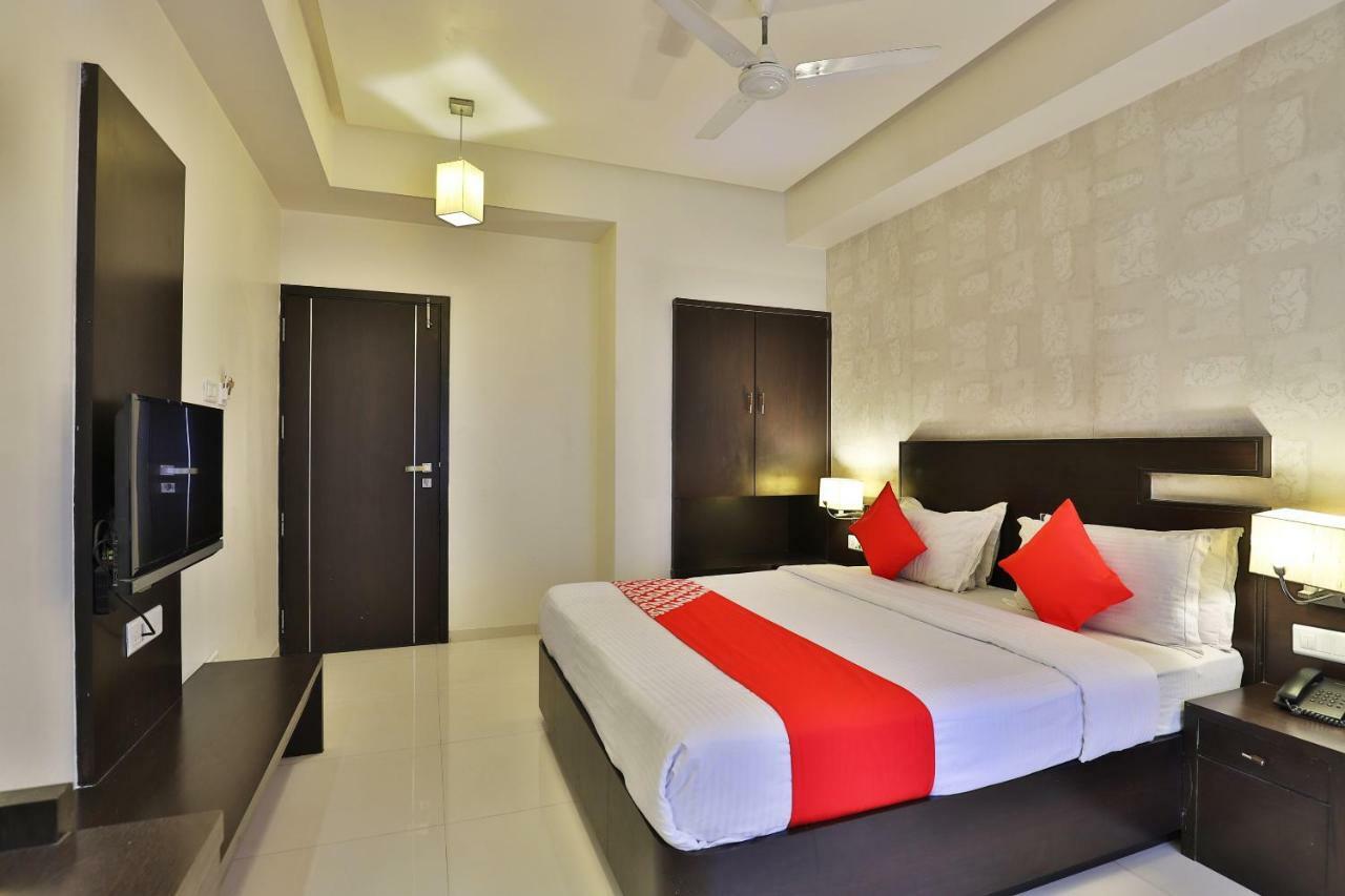 Hotel Magnum Inn Junagadh Buitenkant foto